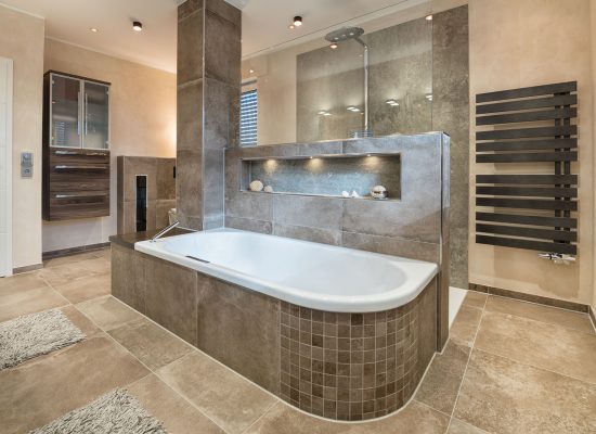 Badewanne mit Dekofach
