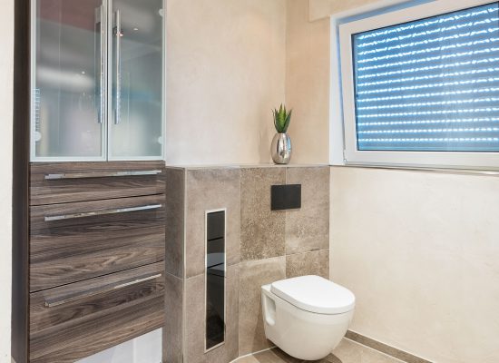 Toilette mit Schrank